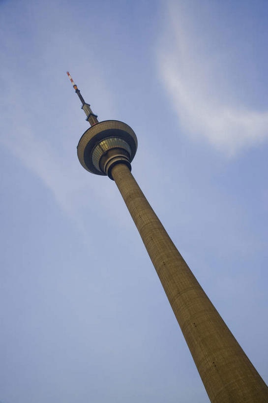 无人,竖图,室外,白天,仰视,旅游,度假,标志建筑,地标,建筑,天津,中国,亚洲,阴影,光线,影子,墙,云,云朵,塔,云彩,娱乐,建设,墙壁,墙面,蓝色,灰色,白云,蓝天,天空,阳光,天,享受,休闲,旅游胜地,放松,晴朗,东亚,中华人民共和国,华北地区,天津市,河西区,晴空,彩图,低角度拍摄,津,天津广播电视塔,天塔