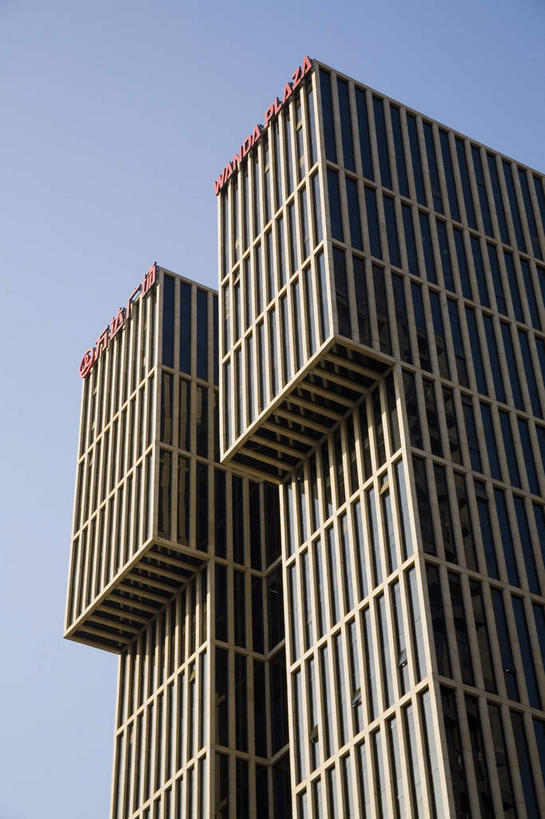 无人,高楼大厦,竖图,室外,白天,仰视,度假,美景,窗户,落地窗,城市风光,城市,大厦,建筑,摩天大楼,北京,中国,亚洲,一排,许多,阴影,整齐,并列,并排,光线,标志,文字,影子,字符,景观,首都,很多,娱乐,标识,建设,玻璃窗,排列,红色,蓝色,倒影,蓝天,天空,阳光,天,享受,休闲,汉字,景色,放松,晴朗,倒映,队列,中文,平行,玻璃幕墙,东亚,万里无云,中华人民共和国,北京市,京,北平,华北地区,朝阳区,国文,华文,反照,晴空,晴空万里,彩图,低角度拍摄,大楼,高层建筑,高楼,摩天楼,北京CBD,北京商务中心区,中国北京大北窑,北京CBD万达广场