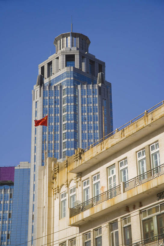 无人,高楼大厦,栏杆,露台,竖图,室外,白天,仰视,度假,美景,窗户,落地窗,阳台,城市风光,城市,大厦,建筑,摩天大楼,旗帜,国旗,天津,中国,亚洲,一面,一排,许多,吊挂,悬挂,阴影,整齐,并列,并排,光线,旗杆,影子,景观,围栏,很多,挂,娱乐,建设,护栏,五星红旗,玻璃窗,排列,黄色,红色,蓝色,白色,蓝天,天空,阳光,天,享受,休闲,景色,放松,晴朗,队列,平行,玻璃幕墙,中国国旗,东亚,万里无云,中华人民共和国,华北地区,天津市,和平区,河西区,旗,晴空,晴空万里,彩图,低角度拍摄,大楼,高层建筑,高楼,露天阳台,摩天楼,红地五星旗,中华人民共和国国旗,津,小白楼,小白楼地区