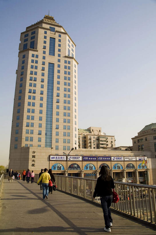 东方人,高楼大厦,栏杆,走,竖图,室外,白天,仰视,度假,美景,窗户,落地窗,城市风光,城市,大厦,道路,建筑,路,路灯,摩天大楼,公路,照明,北京,中国,亚洲,一排,许多,行人,阴影,服装,整齐,并列,并排,光线,标志,文字,影子,字符,景观,围栏,灯光,交通,首都,很多,许多人,注视,休闲装,黄种人,娱乐,标识,建设,护栏,路人,玻璃窗,广告,灯,排列,衣服,蓝色,倒影,蓝天,天空,阳光,天,观察,看,一群人,享受,休闲,休闲服,汉字,景色,放松,服饰,晴朗,观看,照亮,察看,倒映,照明设备,队列,关注,中文,平行,玻璃幕墙,东亚,海淀区,万里无云,中华人民共和国,北京市,京,北平,华北地区,国文,华文,反照,过客,男人,男性,年轻男性,年轻女性,女人,女性,亚洲人,晴空,晴空万里,马路,步行,散步,走路,半身,彩图,低角度拍摄,大楼,高层建筑,高楼,摩天楼,北京方圆大厦,方圆大厦