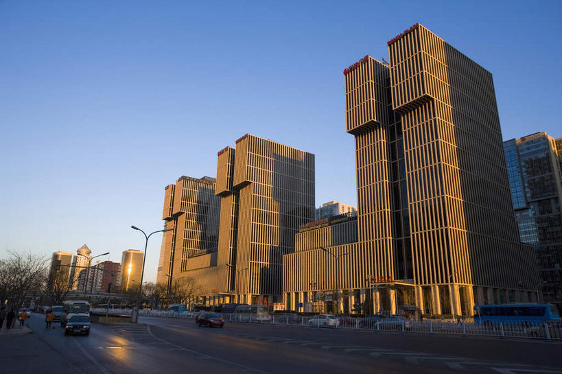 无人,高楼大厦,横图,室外,白天,仰视,度假,美景,窗户,落地窗,城市风光,标志建筑,城市,大厦,道路,地标,建筑,路,路灯,摩天大楼,公路,汽车,照明,北京,中国,亚洲,一排,许多,阴影,整齐,并列,并排,光线,影子,景观,灯光,交通,首都,很多,娱乐,建设,玻璃窗,车,灯,排列,蓝色,倒影,蓝天,天空,阳光,交通工具,轿车,天,享受,休闲,景色,放松,晴朗,照亮,照明设备,队列,载具,平行,玻璃幕墙,东亚,万里无云,中华人民共和国,北京市,京,北平,华北地区,朝阳区,晴空,晴空万里,马路,彩图,低角度拍摄,大楼,高层建筑,高楼,摩天楼,北京CBD,北京商务中心区,中国北京大北窑,北京CBD万达广场