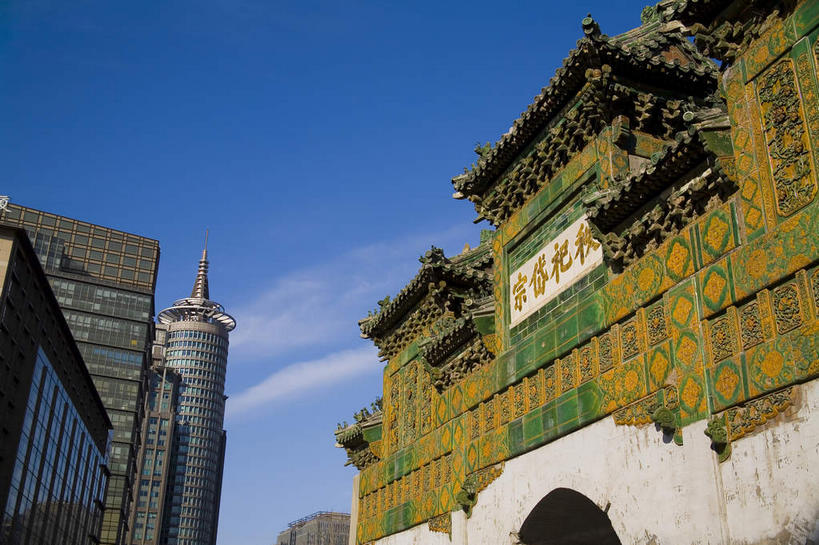 无人,博物馆,高楼大厦,寺庙,横图,室外,白天,仰视,旅游,度假,名胜古迹,窗户,落地窗,标志建筑,大厦,地标,建筑,摩天大楼,北京,中国,亚洲,一排,许多,节日,研究,遗迹,整齐,并列,并排,标志,文字,字符,拱门,牌坊,牌楼,首都,很多,教育,燃烧,古迹,文化,文物,娱乐,标识,建设,古建筑,玻璃窗,排列,黄色,绿色,香火,庙宇,祈祷,享受,休闲,健康,汉字,旅游胜地,放松,许愿,宗教,信仰,纪念,展览,祈求,祭祀,队列,欣赏,中文,表彰,荣誉,平行,陈列,玻璃幕墙,古文明,东亚,中华人民共和国,北京市,京,北平,华北地区,朝阳区,国文,华文,荣耀,东岳庙,典藏,平安,彩图,低角度拍摄,大楼,高层建筑,高楼,庙,摩天楼,寺,北京民俗博物馆,传统文化