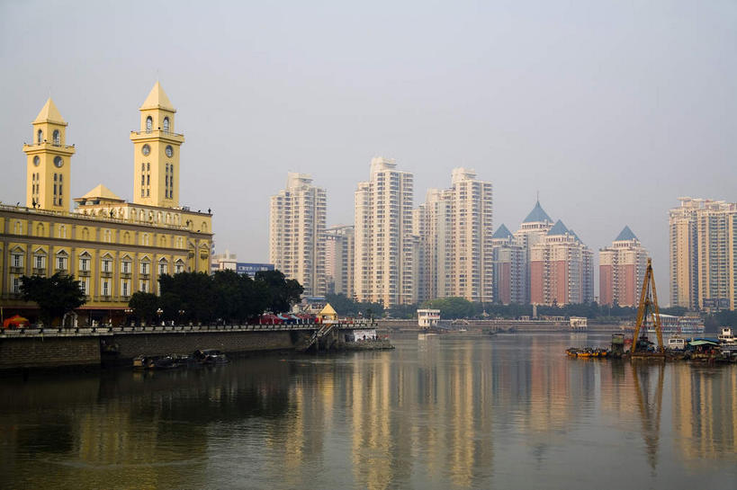 无人,高楼大厦,横图,室外,白天,仰视,度假,河流,美景,水,植物,窗户,落地窗,城市风光,城市,大厦,道路,建筑,路,摩天大楼,公路,船,中国,亚洲,一排,许多,阴影,整齐,并列,并排,光线,影子,河水,景观,水流,建筑群,木船,交通,很多,娱乐,建设,玻璃窗,树,树木,排列,绿色,倒影,天空,阳光,自然,交通工具,天,享受,休闲,景色,放松,生长,成长,倒映,舟,队列,载具,平行,福建,东亚,台江,福建省,中华人民共和国,华东地区,省会,闽,福州,福州市,反照,马路,彩图,低角度拍摄,大楼,高层建筑,高楼,摩天楼,仓山区,南台岛,台江区,中洲岛