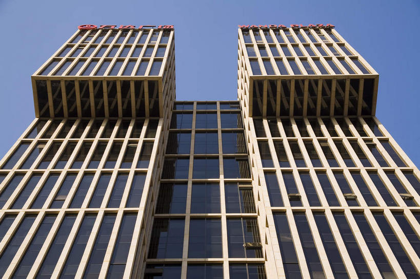 无人,高楼大厦,横图,室外,白天,仰视,度假,美景,窗户,落地窗,城市风光,标志建筑,城市,大厦,地标,建筑,摩天大楼,北京,中国,亚洲,一排,许多,阴影,整齐,并列,并排,光线,影子,景观,首都,很多,娱乐,建设,玻璃窗,排列,蓝色,倒影,蓝天,天空,阳光,天,享受,休闲,景色,放松,晴朗,倒映,队列,平行,东亚,万里无云,中华人民共和国,北京市,京,北平,华北地区,朝阳区,反照,晴空,晴空万里,彩图,低角度拍摄,大楼,高层建筑,高楼,摩天楼,北京CBD,北京商务中心区,中国北京大北窑,北京CBD万达广场