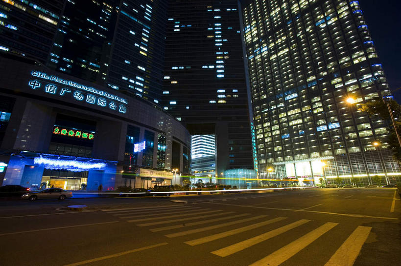 无人,高楼大厦,广场,横图,彩色,室外,夜晚,仰视,度假,美景,窗户,落地窗,城市风光,城市,大厦,道路,建筑,路,路灯,摩天大楼,霓虹灯,人行横道,夜景,公路,深圳,中国,亚洲,一排,许多,阴影,整齐,并列,并排,光线,标志,文字,影子,字符,景观,人行道,灯光,七彩,交通,很多,娱乐,光源,标识,建设,霓虹,玻璃窗,灯,排列,享受,休闲,汉字,景色,放松,照明设备,队列,中文,人行横道线,平行,玻璃幕墙,中信城市广场,东亚,广东,鹏城,广东省,中信广场,中华人民共和国,华南地区,氖灯,粤,国文,华文,深圳市,斑马线,马路,彩图,低角度拍摄,大楼,高层建筑,高楼,摩天楼