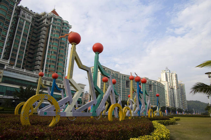 无人,高楼大厦,横图,室外,白天,仰视,旅游,度假,植物,窗户,落地窗,标志建筑,大厦,地标,建筑,摩天大楼,雕塑,中国,亚洲,一排,许多,阴影,环保,艺术,整齐,装饰,并列,并排,光线,雕刻,雕像,影子,云,云朵,防护,很多,云彩,娱乐,建设,玻璃窗,树,树木,排列,蓝色,绿色,白云,蓝天,天空,阳光,自然,工艺品,天,享受,休闲,旅游胜地,放松,生长,晴朗,成长,纪念,美术,队列,美好,美妙,主题,间隔,平行,陈列,玻璃幕墙,东亚,广东,珠海,广东省,中华人民共和国,华南地区,功能,美学,粤,美观,雅观,珠海市,绿篱,生篱,树篱,植篱,晴空,彩图,低角度拍摄,大楼,高层建筑,高楼,摩天楼,拟人,珠海香洲,香洲区,香洲,珠海情侣路,情侣路