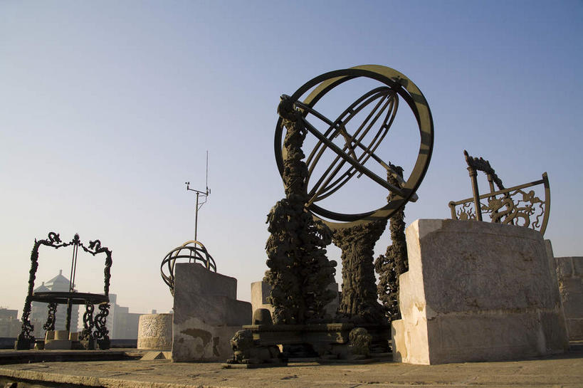 无人,博物馆,露台,横图,室外,白天,仰视,旅游,度假,仪器,标志建筑,地标,建筑,北京,中国,亚洲,阴影,研究,光线,测量,影子,首都,教育,娱乐,建设,蓝色,蓝天,天空,阳光,天,享受,休闲,旅游胜地,放松,晴朗,展览,测量工具,一台,欣赏,天文,陈列,东亚,万里无云,中华人民共和国,东城区,北京市,京,北平,华北地区,量具,量仪,典藏,浑天仪,浑象,浑仪,天文仪器,晴空,晴空万里,彩图,低角度拍摄,晒台,天台,眺望台,北京古观象台