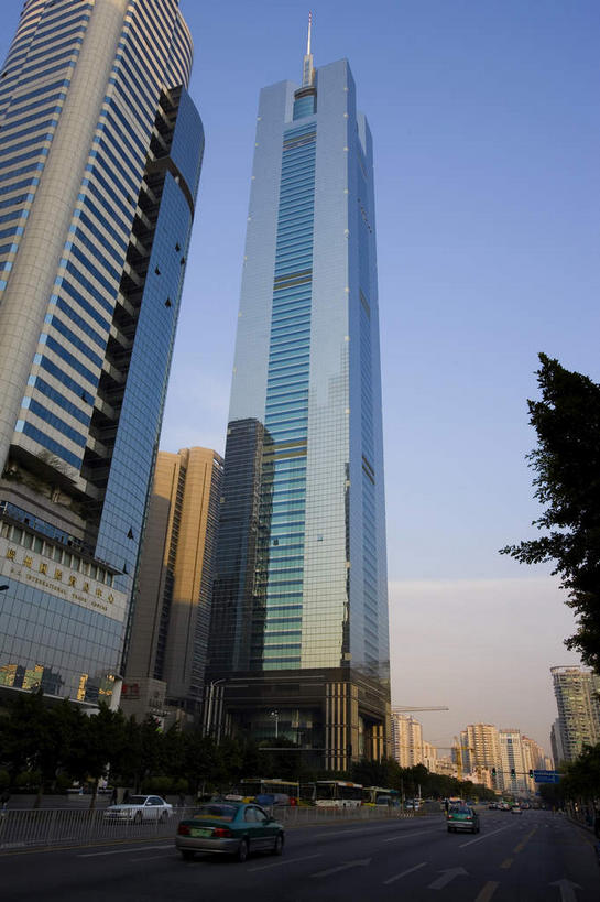 无人,高楼大厦,广场,竖图,室外,白天,仰视,旅游,度假,植物,窗户,落地窗,标志建筑,大厦,道路,地标,建筑,路,摩天大楼,公路,深圳,中国,亚洲,一排,许多,阴影,整齐,并列,并排,光线,影子,分界线,停车线,交通,很多,娱乐,建设,玻璃窗,树,树木,排列,蓝色,绿色,蓝天,天空,阳光,自然,天,享受,休闲,旅游胜地,放松,生长,晴朗,成长,车行道,车行道分界线,队列,标线,平行,玻璃幕墙,中信城市广场,东亚,车行线,广东,鹏城,广东省,中信广场,万里无云,中华人民共和国,华南地区,粤,深圳市,晴空,晴空万里,马路,彩图,低角度拍摄,大楼,高层建筑,高楼,摩天楼