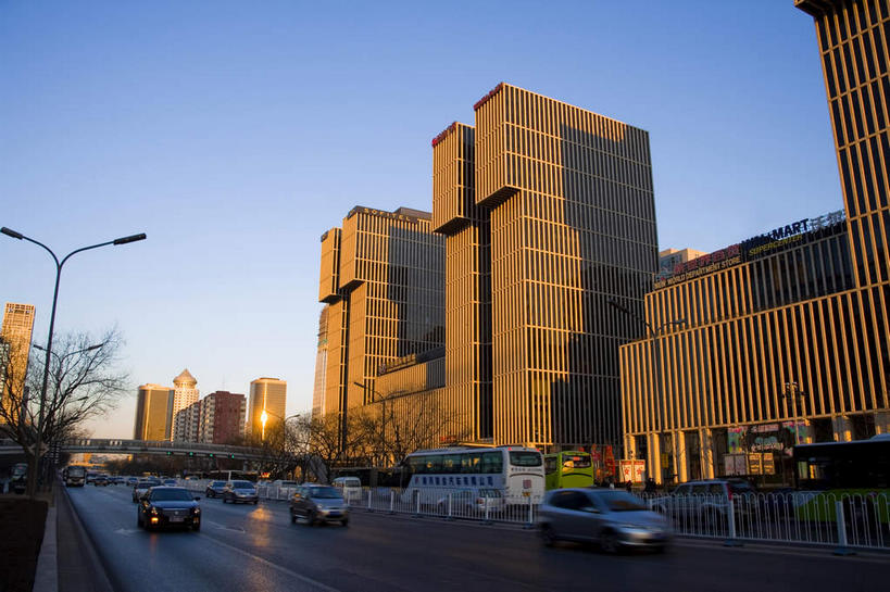 无人,家,高楼大厦,横图,室外,白天,仰视,旅游,度假,植物,窗户,落地窗,标志建筑,大厦,道路,地标,建筑,路,摩天大楼,公路,汽车,北京,中国,亚洲,一排,许多,阴影,整齐,并列,并排,光线,影子,房屋,屋子,分界线,停车线,交通,首都,很多,娱乐,建设,楼房,玻璃窗,住宅,车,树,树木,排列,蓝色,绿色,蓝天,天空,阳光,自然,交通工具,轿车,天,享受,休闲,旅游胜地,放松,生长,晴朗,成长,车行道,车行道分界线,队列,载具,标线,平行,玻璃幕墙,东亚,车行线,万里无云,中华人民共和国,北京市,京,北平,华北地区,朝阳区,晴空,晴空万里,马路,彩图,低角度拍摄,房子,大楼,高层建筑,高楼,摩天楼,北京CBD,北京商务中心区,中国北京大北窑,北京CBD万达广场