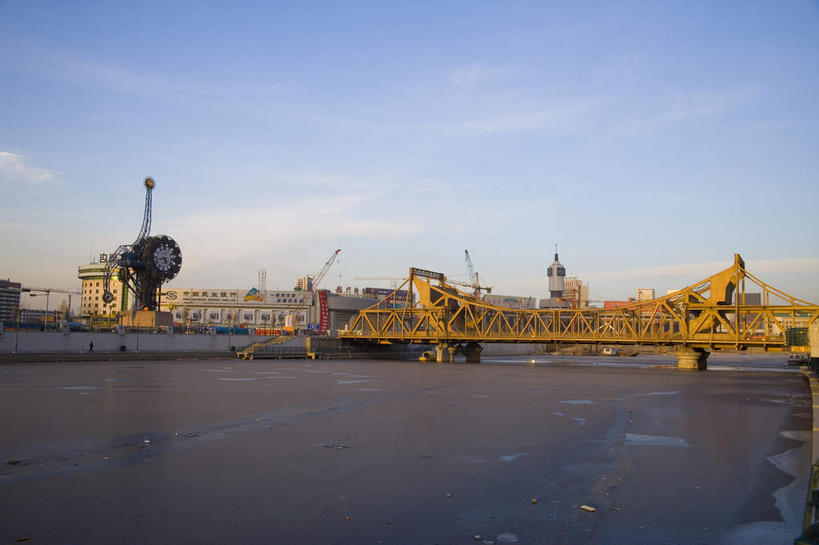 无人,栏杆,横图,室外,白天,正面,旅游,度假,河流,水,标志建筑,大桥,地标,建筑,桥梁,雕塑,天津,中国,亚洲,阴影,艺术,装饰,时间,光线,雕刻,雕像,时钟,影子,河水,水流,云,云朵,围栏,桥,计时,云彩,娱乐,建设,护栏,拱桥,一个,蓝色,白云,蓝天,天空,阳光,工艺品,钟表,天,享受,休闲,表,旅游胜地,放松,晴朗,单个,纪念,悬索桥,美术,主题,陈列,东亚,桁架拱桥,中华人民共和国,华北地区,功能,美学,天津市,和平区,河北区,钟,晴空,彩图,津,解放桥,天津解放桥,万国桥