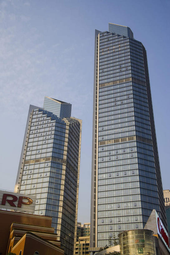 无人,高楼大厦,广场,竖图,室外,白天,仰视,旅游,度假,窗户,落地窗,标志建筑,大厦,地标,建筑,摩天大楼,深圳,中国,亚洲,一排,许多,阴影,整齐,并列,并排,光线,影子,很多,娱乐,建设,玻璃窗,排列,蓝色,蓝天,天空,阳光,天,享受,休闲,旅游胜地,放松,晴朗,队列,平行,玻璃幕墙,中信城市广场,东亚,广东,鹏城,广东省,中信广场,万里无云,中华人民共和国,华南地区,粤,深圳市,晴空,晴空万里,彩图,低角度拍摄,大楼,高层建筑,高楼,摩天楼