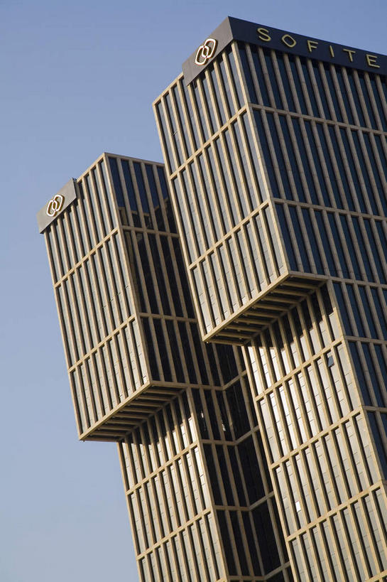 无人,高楼大厦,竖图,室外,白天,仰视,旅游,度假,窗户,落地窗,标志建筑,大厦,地标,建筑,摩天大楼,北京,中国,亚洲,一排,许多,阴影,整齐,并列,并排,光线,影子,首都,很多,娱乐,建设,玻璃窗,排列,蓝色,蓝天,天空,阳光,天,享受,休闲,旅游胜地,放松,晴朗,队列,平行,玻璃幕墙,东亚,万里无云,中华人民共和国,北京市,京,北平,华北地区,朝阳区,晴空,晴空万里,彩图,低角度拍摄,大楼,高层建筑,高楼,摩天楼,北京CBD,北京商务中心区,中国北京大北窑,北京CBD万达广场