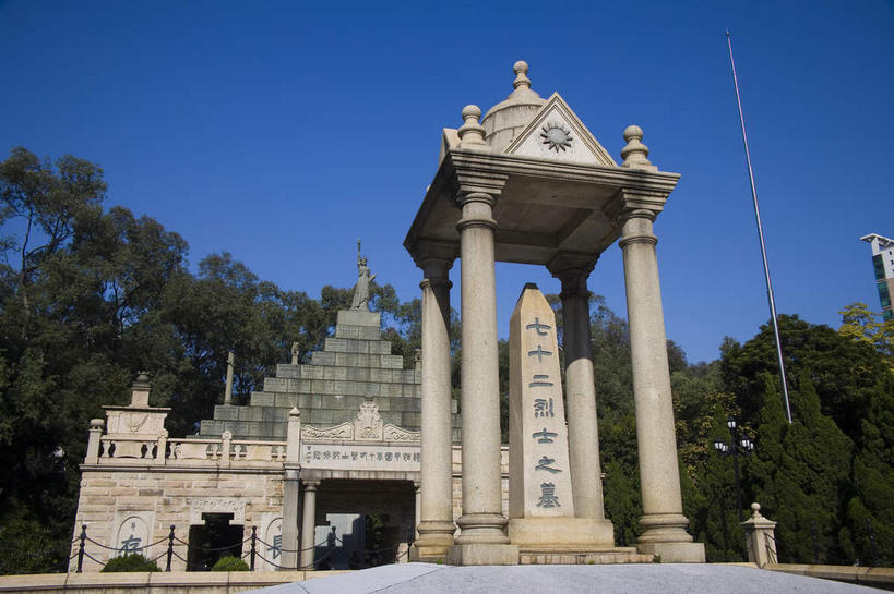 无人,横图,室外,白天,仰视,旅游,度假,植物,标志建筑,地标,建筑,雕塑,广州,中国,亚洲,阴影,艺术,装饰,光线,标志,雕刻,雕像,瓦片,文字,影子,柱子,字符,亭子,屋檐,娱乐,标识,建设,石雕,石刻,檐,树,树木,蓝色,绿色,蓝天,天空,阳光,自然,石碑,工艺品,凉亭,天,享受,休闲,墓地,汉字,旅游胜地,放松,生长,晴朗,成长,纪念,美术,坟墓,陵墓,中文,主题,陈列,坟场,东亚,广东,广东省,黄花岗,七十二烈士陵园,万里无云,中华人民共和国,华南地区,省会,功能,美学,广州市,粤,国文,华文,晴空,晴空万里,彩图,低角度拍摄,广州起义,黄花岗起义,黄花岗公园,黄花岗七十二烈士墓园,纪念公园