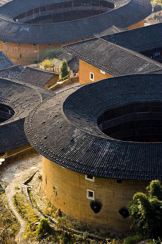 无人,家,竖图,俯视,室外,白天,旅游,度假,名胜古迹,标志建筑,地标,建筑,中国,亚洲,阴影,遗迹,环绕,围绕,光线,瓦片,影子,房屋,墙,屋顶,屋檐,屋子,顶棚,环抱,古迹,文物,娱乐,建设,古建筑,楼房,檐,墙壁,墙面,住宅,阳光,享受,休闲,旅游胜地,放松,福建,古文明,东亚,土楼,福建省,永定县,中华人民共和国,华东地区,闽,龙岩,龙岩市,萦绕,彩图,高角度拍摄,房子,福建土楼,客家土楼,客家土围楼,圆形围屋,永定土楼