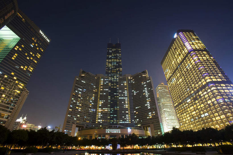 无人,高楼大厦,广场,横图,室外,夜晚,仰视,旅游,度假,植物,窗户,落地窗,标志建筑,大厦,地标,建筑,摩天大楼,夜景,深圳,中国,亚洲,一排,许多,阴影,整齐,并列,并排,光线,影子,灯光,很多,娱乐,建设,玻璃窗,树,树木,排列,绿色,自然,享受,休闲,旅游胜地,放松,生长,成长,队列,平行,玻璃幕墙,中信城市广场,东亚,广东,鹏城,广东省,中信广场,中华人民共和国,华南地区,粤,深圳市,彩图,低角度拍摄,大楼,高层建筑,高楼,摩天楼