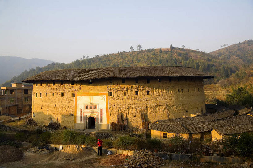 无人,家,横图,室外,白天,正面,旅游,度假,名胜古迹,山,山脉,植物,门,标志建筑,地标,建筑,中国,亚洲,遗迹,瓦片,房屋,墙,屋顶,屋檐,屋子,山峰,乌云,云,阴天,云朵,山峦,云彩,顶棚,古迹,文物,娱乐,建设,古建筑,楼房,檐,墙壁,墙面,住宅,树,树木,绿色,天空,自然,门框,群山,天,享受,休闲,旅游胜地,放松,生长,成长,昏暗,阴沉,福建,古文明,东亚,土楼,福建省,永定县,中华人民共和国,华东地区,闽,龙岩,龙岩市,彩图,房子,福建土楼,客家土楼,客家土围楼,圆形围屋,永定土楼