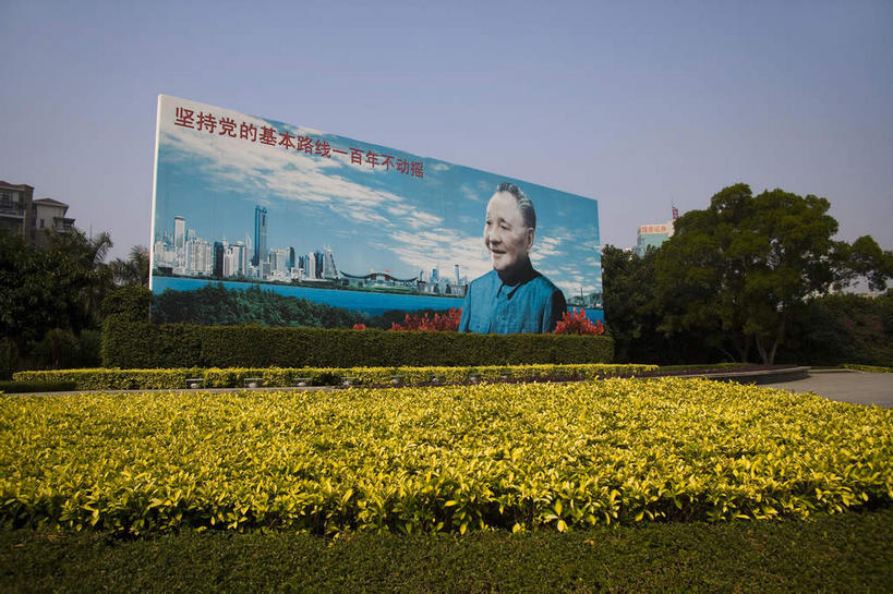 东方人,一个人,无人,横图,室外,白天,正面,旅游,度假,花海,花圃,植物,标志建筑,地标,建筑,叶子,深圳,中国,亚洲,仅一个男性,仅一个人,服装,环保,盛开,邓小平,乌云,云,阴天,云朵,防护,花蕾,云彩,注视,黄种人,娱乐,建设,花,花瓣,花朵,花卉,鲜花,树,树木,衣服,黄色,绿色,天空,自然,花丛,花束,花田,天,花苞,花蕊,观察,看,仅一个老年男性,享受,休闲,旅游胜地,放松,服饰,生长,成长,观看,察看,领导,昏暗,衣着,阴沉,穿着,关注,美好,美妙,间隔,东亚,广东,鹏城,广东省,荔枝公园,中华人民共和国,华南地区,粤,美观,雅观,深圳市,军事家,政治家,革命家,衣饰,外交家,绿篱,生篱,树篱,植篱,福田区,老年男性,男人,男性,亚洲人,半身,彩图,无产阶级革命家,邓希贤,邓先圣,邓小平画像