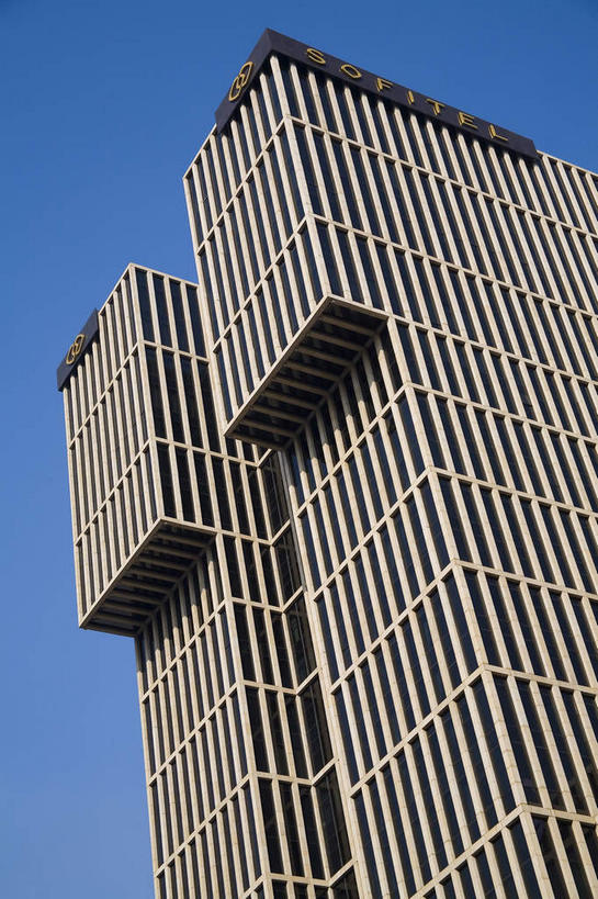 无人,高楼大厦,竖图,室外,白天,仰视,旅游,度假,窗户,落地窗,标志建筑,大厦,地标,建筑,摩天大楼,北京,中国,亚洲,一排,许多,阴影,整齐,并列,并排,光线,影子,首都,很多,娱乐,建设,玻璃窗,排列,蓝色,蓝天,天空,阳光,天,享受,休闲,旅游胜地,放松,晴朗,队列,平行,玻璃幕墙,东亚,万里无云,中华人民共和国,北京市,京,北平,华北地区,朝阳区,晴空,晴空万里,彩图,低角度拍摄,大楼,高层建筑,高楼,摩天楼,北京CBD,北京商务中心区,中国北京大北窑,北京CBD万达广场