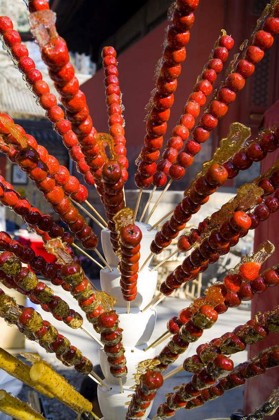 点心,无人,竖图,俯视,室外,特写,白天,蔬菜,水果,一排,许多,阴影,朦胧,模糊,新鲜,整齐,光线,影子,山药,调料,生食,食品,糖,甜点,果实,调味品,很多,调味料,文化,蔬果,小吃,竹签,食物,排列,红色,白色,阳光,山楂,中式,有机食品,绿色食品,糖葫芦,砂糖,队列,冰糖,冰糖葫芦,取食签,薯蓣,怀山药,淮山药,玉延,山薯,糖球,红果,杆子,彩图,高角度拍摄,传统文化,胭脂果
