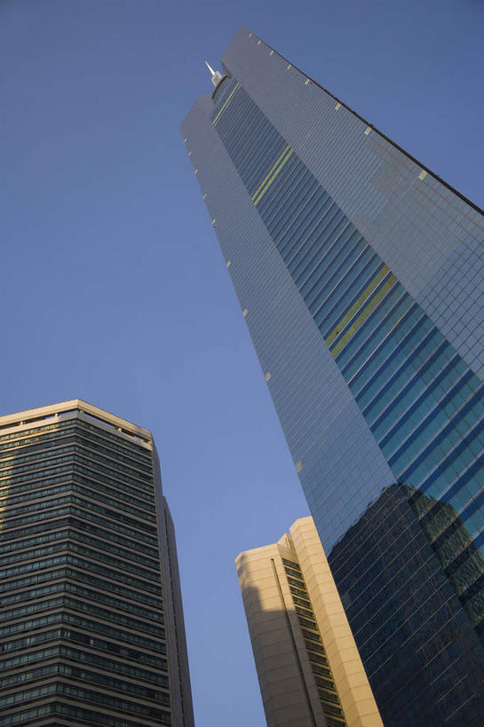 无人,高楼大厦,广场,竖图,室外,白天,仰视,度假,美景,窗户,落地窗,城市风光,城市,大厦,建筑,摩天大楼,深圳,中国,亚洲,一排,许多,阴影,整齐,并列,并排,光线,影子,景观,很多,娱乐,建设,玻璃窗,排列,蓝色,倒影,蓝天,天空,阳光,天,享受,休闲,景色,放松,晴朗,倒映,队列,平行,玻璃幕墙,中信城市广场,东亚,广东,鹏城,广东省,中信广场,万里无云,中华人民共和国,华南地区,粤,深圳市,反照,晴空,晴空万里,彩图,低角度拍摄,大楼,高层建筑,高楼,摩天楼