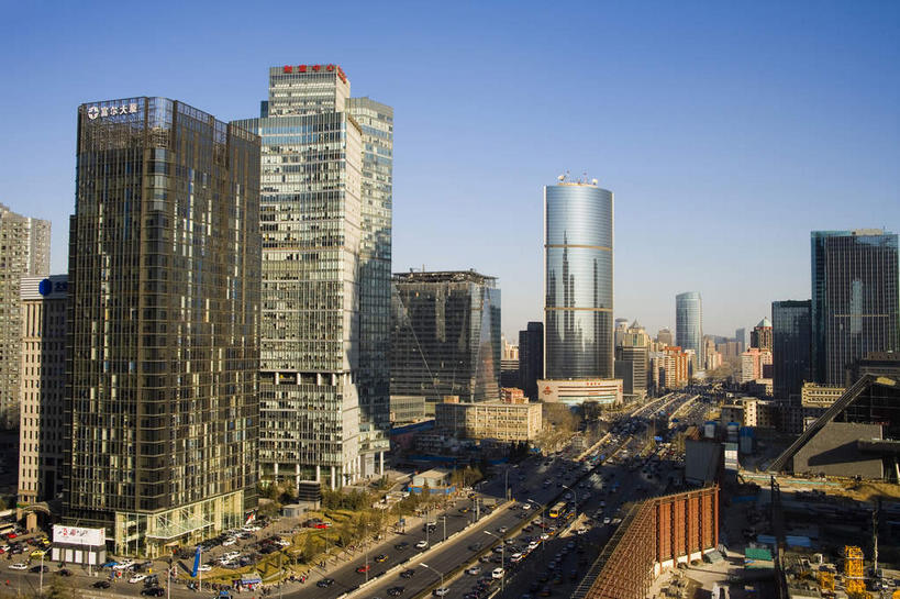 无人,高楼大厦,横图,俯视,航拍,室外,白天,度假,美景,树林,植物,窗户,落地窗,城市风光,城市,大厦,道路,建筑,路,摩天大楼,公路,汽车,北京,中国,亚洲,一排,许多,阴影,整齐,并列,并排,光线,影子,景观,交通,首都,很多,娱乐,建设,玻璃窗,车,树,树木,排列,蓝色,绿色,倒影,蓝天,天空,阳光,自然,交通工具,轿车,天,享受,休闲,景色,放松,生长,晴朗,成长,倒映,鸟瞰,队列,载具,平行,玻璃幕墙,东亚,万里无云,中华人民共和国,北京市,京,北平,华北地区,反照,晴空,晴空万里,马路,彩图,高角度拍摄,大楼,高层建筑,高楼,摩天楼,北京CBD,北京商务中心区,中国北京大北窑,东三环,富尔大厦