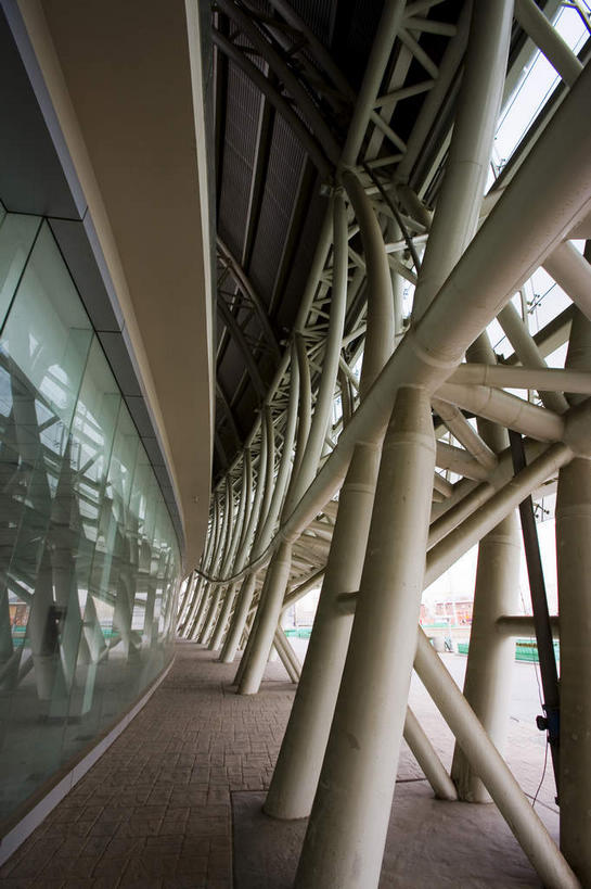 无人,体育馆,运动场,竖图,室内,白天,仰视,旅游,度假,窗户,落地窗,标志建筑,地标,建筑,天津,中国,亚洲,许多,阴影,反射,影子,柱子,墙,很多,娱乐,建设,体育场,玻璃窗,架子,墙壁,墙面,白色,享受,休闲,旅游胜地,放松,支撑,固定,东亚,中华人民共和国,华北地区,运动馆,天津市,南开区,彩图,低角度拍摄,津,天津奥林匹克中心体育场,天津奥林匹克体育中心体育场