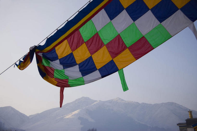 无人,寺庙,横图,彩色,室外,白天,仰视,旅游,度假,名胜古迹,森林,山,山脉,树林,植物,标志建筑,地标,建筑,中国,亚洲,吊挂,悬挂,阴影,节日,遗迹,光线,方格,格子,旗杆,影子,山峰,山峦,燃烧,挂,古迹,文化,文物,娱乐,建设,古建筑,经幡,树,树木,蓝色,绿色,蓝天,天空,阳光,自然,香火,庙宇,群山,天,祈祷,享受,休闲,健康,旅游胜地,放松,许愿,宗教,信仰,生长,晴朗,成长,纪念,五颜六色,祈求,色彩斑斓,五彩缤纷,古文明,东亚,甘肃,甘肃省,夏河县,拉卜楞寺,万里无云,风马旗,中华人民共和国,五彩斑斓,西北地区,甘,甘南,甘南州,五光十色,夏河,平安,晴空,晴空万里,彩图,低角度拍摄,庙,寺,甘南拉卜楞寺