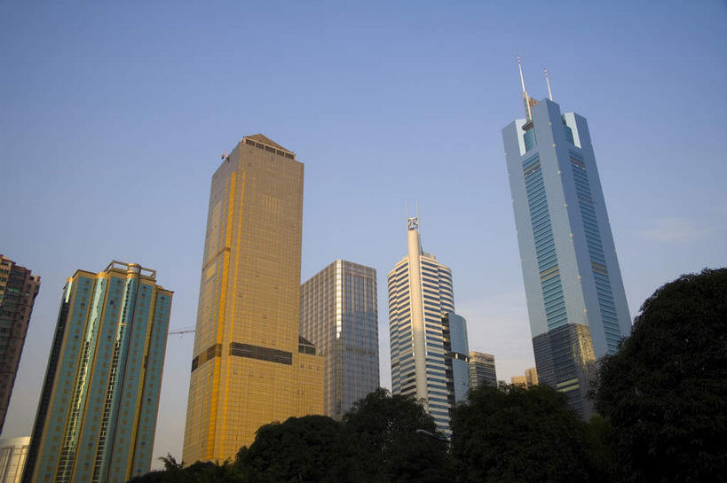 无人,高楼大厦,横图,室外,白天,仰视,度假,美景,植物,窗户,落地窗,城市风光,城市,大厦,建筑,摩天大楼,广州,中国,亚洲,一排,许多,阴影,整齐,并列,并排,光线,影子,景观,建筑群,很多,娱乐,建设,玻璃窗,树,树木,排列,蓝色,绿色,倒影,蓝天,天空,阳光,自然,天,享受,休闲,景色,放松,生长,晴朗,成长,倒映,队列,平行,玻璃幕墙,中信城市广场,东亚,广东,广东省,中信广场,万里无云,中华人民共和国,华南地区,省会,广州市,粤,天河,反照,晴空,晴空万里,彩图,低角度拍摄,大楼,高层建筑,高楼,摩天楼,天河区,天河广场