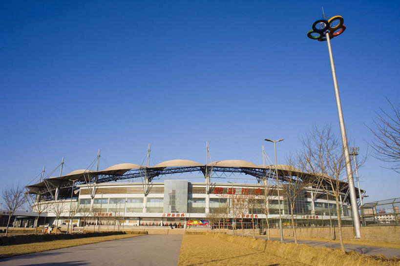 无人,体育馆,运动场,横图,室外,白天,仰视,旅游,度假,植物,窗户,标志建筑,道路,地标,建筑,路,路灯,公路,照明,中国,亚洲,一排,许多,阴影,枯萎,整齐,光线,标志,文字,影子,字符,墙,灯光,枯草,交通,很多,娱乐,标识,建设,体育场,玻璃窗,墙壁,墙面,灯,草,树,树木,排列,黄色,蓝色,绿色,蓝天,天空,阳光,自然,天,享受,休闲,汉字,旅游胜地,放松,生长,晴朗,成长,照亮,照明设备,队列,中文,东亚,万里无云,中华人民共和国,华北地区,运动馆,国文,华文,河北,河北省,冀,秦皇岛,秦皇岛市,晴空,晴空万里,马路,彩图,低角度拍摄,秦皇岛奥林匹克体育场