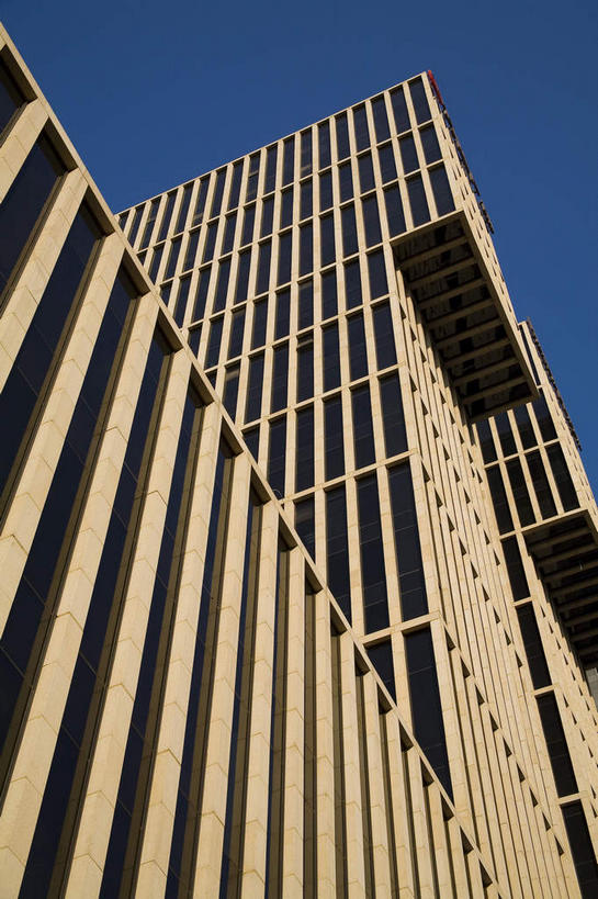 无人,高楼大厦,竖图,室外,白天,仰视,度假,美景,窗户,落地窗,城市风光,城市,大厦,建筑,摩天大楼,北京,中国,亚洲,一排,许多,阴影,条纹,整齐,并列,并排,光线,影子,景观,褐色,首都,很多,娱乐,建设,玻璃窗,排列,蓝色,蓝天,天空,阳光,天,享受,休闲,景色,放松,晴朗,队列,平行,玻璃幕墙,东亚,万里无云,中华人民共和国,北京市,京,北平,华北地区,朝阳区,晴空,晴空万里,彩图,低角度拍摄,大楼,高层建筑,高楼,摩天楼,北京CBD,北京商务中心区,中国北京大北窑,北京CBD万达广场