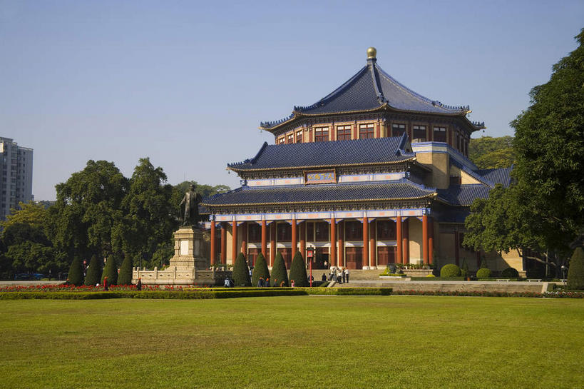 无人,家,高楼大厦,横图,室外,白天,正面,旅游,度假,草地,草坪,植物,窗户,标志建筑,大厦,地标,建筑,摩天大楼,雕塑,中国,亚洲,一排,许多,阴影,艺术,整齐,装饰,光线,雕刻,雕像,影子,柱子,房屋,墙,屋顶,屋子,很多,顶棚,娱乐,建设,楼房,玻璃窗,墙壁,墙面,住宅,草,树,树木,排列,红色,蓝色,绿色,蓝天,天空,阳光,自然,工艺品,天,享受,休闲,旅游胜地,放松,生长,晴朗,成长,纪念,美术,纪念堂,队列,主题,陈列,东亚,中山纪念堂,广东,广东省,万里无云,中华人民共和国,华南地区,功能,美学,粤,中山,中山市,晴空,晴空万里,彩图,房子,大楼,高层建筑,高楼,摩天楼,孙中山纪念堂,广州中山纪念堂