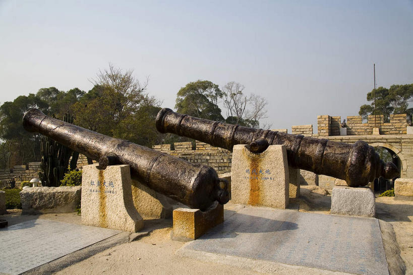 无人,横图,室外,白天,仰视,旅游,度假,竞争,树林,植物,标志建筑,地标,建筑,金属制品,雕塑,中国,亚洲,对抗,阴影,艺术,装饰,生锈,冲突,光线,金属,标志,雕刻,雕像,文字,影子,字符,破坏,娱乐,标识,建设,厦门,石雕,石刻,树,树木,两个,蓝色,绿色,蓝天,天空,阳光,自然,石碑,工艺品,天,享受,休闲,汉字,炮,武器,旅游胜地,放松,战争,生长,晴朗,成长,纪念,腐蚀,侵蚀,美术,损坏,攻击,威胁,对立,矛盾,中文,火炮,兵器,主题,防御,陈列,福建,东亚,福建省,厦门市,万里无云,中华人民共和国,华东地区,功能,美学,敌对,挫败,斗争,抗拒,抗衡,杀伤,威慑,国文,华文,闽,腐化,锈迹斑斑,危险,晴空,晴空万里,彩图,低角度拍摄,胡里山炮台,鹭岛,厦门岛