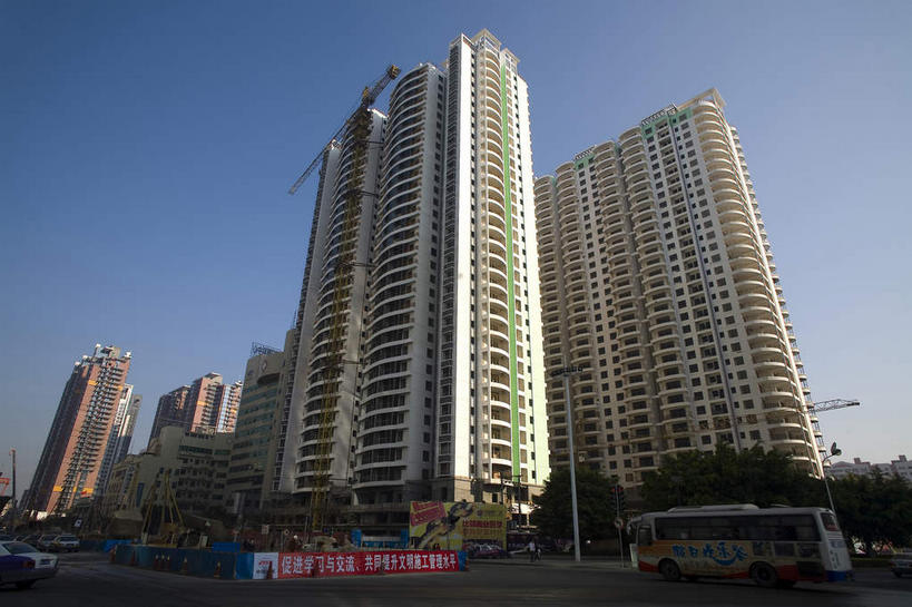 无人,家,栏杆,横图,室外,白天,仰视,旅游,度假,技术,美景,植物,窗户,落地窗,城市风光,城市,道路,建筑,路,路灯,指示牌,公路,照明,中国,亚洲,一排,许多,阴影,整齐,并列,并排,光线,标志,文字,影子,字符,房屋,屋子,景观,公寓,围栏,横幅,灯光,交通,很多,娱乐,设备,标识,建设,厦门,洋房,护栏,楼房,玻璃窗,住宅,灯,树,树木,排列,施工,红色,蓝色,绿色,蓝天,天空,阳光,自然,建筑工地,天,享受,休闲,机械,起重机,汉字,景色,放松,生长,晴朗,成长,吊机,照亮,工程,照明设备,队列,中文,平行,玻璃幕墙,塔吊,福建,东亚,福建省,厦门市,万里无云,中华人民共和国,华东地区,国文,华文,闽,地盘,建筑地盘,施工地盘,晴空,晴空万里,马路,彩图,低角度拍摄,房子,工地,标准节,塔式起重机