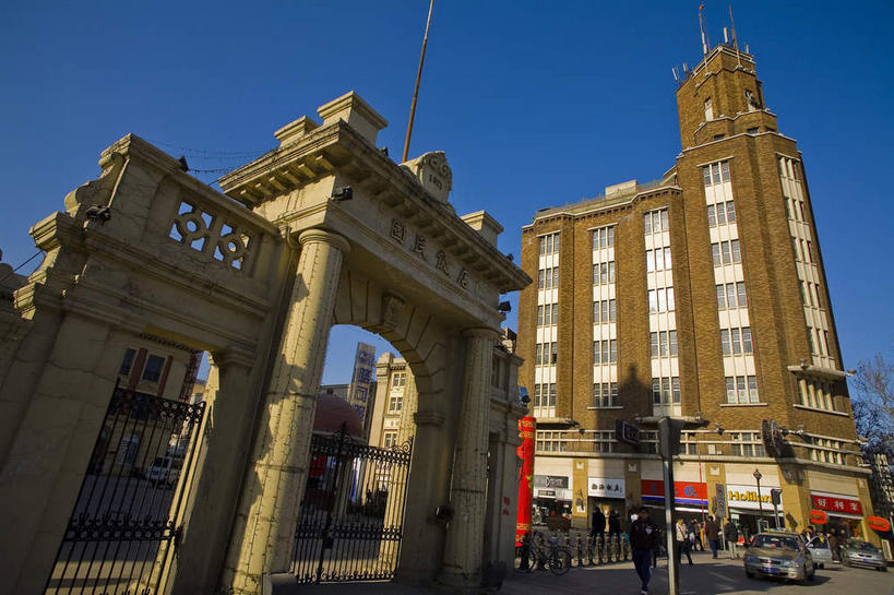 无人,宾馆,横图,室外,白天,仰视,旅游,度假,植物,标志建筑,道路,地标,建筑,酒店,路,天津,中国,亚洲,阴影,光线,影子,柱子,拱门,小路,交通,娱乐,建设,树,树木,蓝色,绿色,蓝天,天空,阳光,自然,天,享受,休闲,旅游胜地,放松,生长,晴朗,成长,酒家,旅社,东亚,万里无云,中华人民共和国,华北地区,天津市,和平区,晴空,晴空万里,彩图,低角度拍摄,客店,客栈,旅店,旅馆,商旅,津,国民饭店