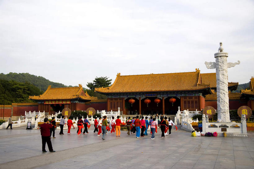 东方人,宫殿,栏杆,走,横图,室外,白天,旅游,度假,植物,标志建筑,道路,地标,建筑,路,照明,中国,亚洲,一排,许多,行人,游客,游人,吊挂,悬挂,服装,整齐,装饰,灯笼,瓦片,纸灯笼,柱子,屋顶,屋檐,乌云,云,阴天,云朵,围栏,小路,交通,很多,许多人,挂,云彩,顶棚,休闲装,黄种人,娱乐,建设,华表,护栏,檐,路人,旅客,石柱,树,树木,排列,一个,背面,衣服,红色,绿色,天空,自然,灯具,天,一群人,享受,休闲,休闲服,旅游胜地,放松,服饰,生长,单个,成长,华丽,修饰,照亮,点缀,宫廷,昏暗,阴沉,照明设备,队列,东亚,广东,珠海,广东省,中华人民共和国,华南地区,粤,衬托,美观,雅致,雅观,珠海市,王宫,过客,男人,男性,年轻男性,年轻女性,女人,女性,亚洲人,步行,散步,走路,彩图,全身,皇宫,桓表,圆明新园