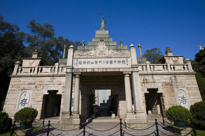 无人,栏杆,横图,室外,白天,仰视,旅游,度假,植物,标志建筑,地标,建筑,广州,中国,亚洲,阴影,光线,影子,柱子,墙,围栏,娱乐,建设,护栏,墙壁,墙面,树,树木,蓝色,绿色,蓝天,天空,阳光,自然,天,享受,休闲,墓地,旅游胜地,放松,生长,晴朗,成长,坟墓,陵墓,坟场,东亚,广东,广东省,黄花岗,七十二烈士陵园,万里无云,中华人民共和国,华南地区,省会,广州市,粤,晴空,晴空万里,彩图,低角度拍摄,广州起义,黄花岗起义,黄花岗公园,黄花岗七十二烈士墓园,纪念公园