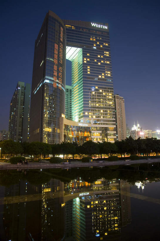 无人,家,高楼大厦,广场,竖图,室外,夜晚,仰视,旅游,度假,河流,水,植物,窗户,落地窗,标志建筑,大厦,地标,建筑,摩天大楼,夜景,深圳,中国,亚洲,一排,许多,阴影,整齐,并列,并排,光线,影子,房屋,屋子,河水,水流,灯光,很多,娱乐,建设,楼房,玻璃窗,住宅,树,树木,排列,绿色,倒影,自然,享受,休闲,旅游胜地,放松,生长,成长,倒映,队列,平行,玻璃幕墙,中信城市广场,东亚,广东,鹏城,广东省,中信广场,中华人民共和国,华南地区,粤,深圳市,反照,彩图,低角度拍摄,房子,大楼,高层建筑,高楼,摩天楼