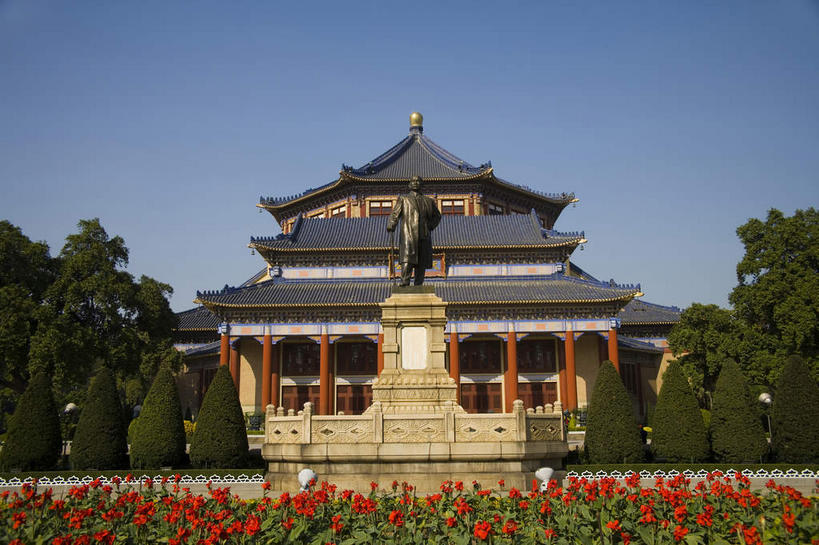 东方人,一个人,无人,宫殿,站,横图,室外,白天,正面,旅游,度假,草地,草坪,花海,花圃,植物,标志建筑,地标,建筑,叶子,雕塑,中国,亚洲,仅一个男性,仅一个人,仅一个中年男性,握,阴影,服装,艺术,装饰,盛开,光线,雕刻,雕像,工具,瓦片,影子,柱子,屋顶,屋檐,花蕾,顶棚,黄种人,娱乐,建设,手叉腰,檐,草,花,花瓣,花朵,花卉,鲜花,树,树木,一个,衣服,红色,蓝色,绿色,蓝天,天空,阳光,自然,工艺品,花丛,花束,花田,天,花苞,花蕊,叉腰,站着,享受,休闲,器械,旅游胜地,放松,握着,服饰,生长,晴朗,单个,成长,拐杖,纪念,手杖,美术,国民党,纪念堂,宫廷,衣着,穿着,主题,医疗器械,陈列,东亚,中山纪念堂,广东,广东省,辛亥革命,孙中山,万里无云,中华人民共和国,华南地区,功能,美学,粤,辅助设备,中山,中山市,王宫,政治家,革命家,衣饰,历史人物,三民主义,孙文,孙逸仙,中山樵,单手叉腰,男人,男性,中年男性,亚洲人,晴空,晴空万里,站立,彩图,皇宫,孙中山纪念堂,广州中山纪念堂