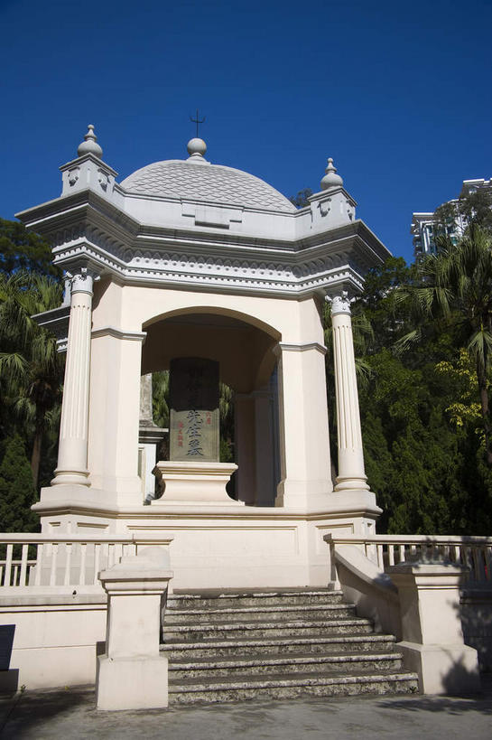 无人,栏杆,竖图,室外,白天,仰视,旅游,度假,植物,楼梯,标志建筑,道路,地标,建筑,路,广州,中国,亚洲,阴影,光线,扶手,影子,柱子,阶梯,亭子,小路,交通,娱乐,建设,护栏,台阶,树,树木,蓝色,绿色,蓝天,天空,阳光,自然,凉亭,天,享受,休闲,墓地,旅游胜地,放松,生长,晴朗,成长,坟墓,陵墓,坟场,东亚,广东,广东省,黄花岗,七十二烈士陵园,万里无云,中华人民共和国,华南地区,省会,广州市,粤,晴空,晴空万里,彩图,低角度拍摄,广州起义,黄花岗起义,黄花岗公园,黄花岗七十二烈士墓园,纪念公园