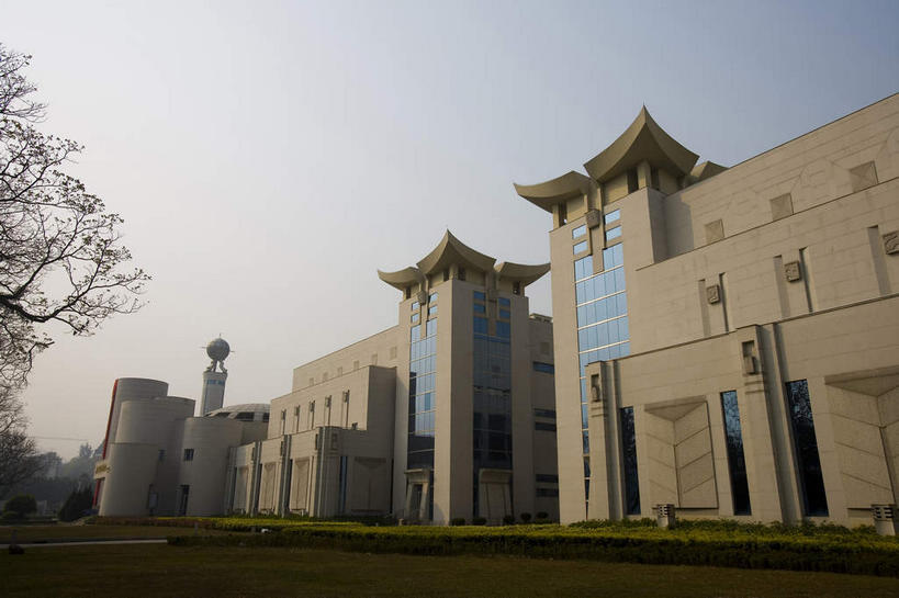 无人,博物馆,横图,室外,白天,正面,旅游,度假,门,标志建筑,道路,地标,建筑,路,中国,亚洲,阴影,研究,光线,影子,墙,小路,交通,教育,娱乐,建设,墙壁,墙面,蓝色,白色,蓝天,天空,阳光,门框,天,享受,休闲,旅游胜地,放松,晴朗,展览,欣赏,陈列,福建,东亚,福建省,万里无云,中华人民共和国,华东地区,省会,闽,福州,福州市,典藏,晴空,晴空万里,彩图,鼓楼区,福建博物院,福建省博物馆,福建省立科学馆