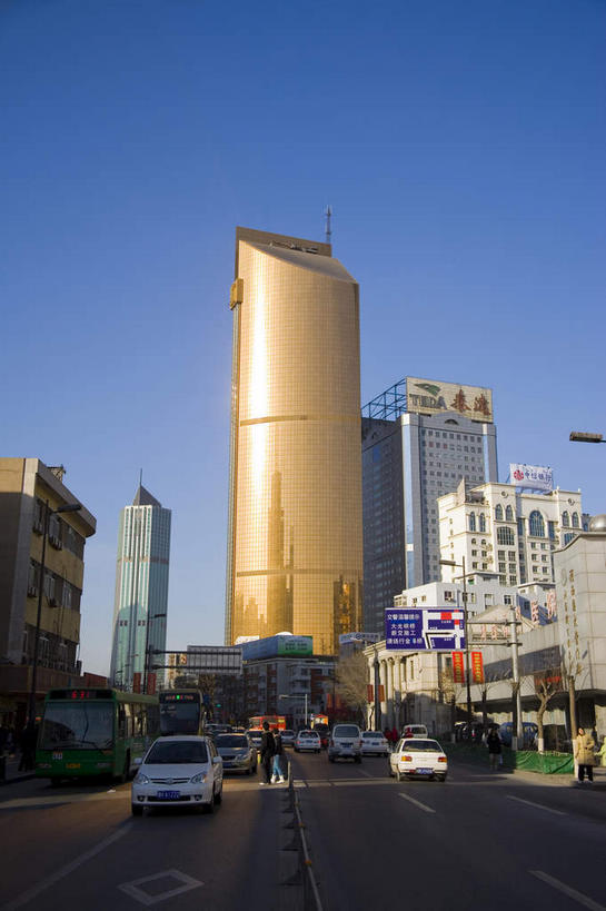 无人,家,高楼大厦,竖图,室外,白天,正面,旅游,度假,植物,窗户,落地窗,标志建筑,大厦,道路,地标,建筑,路,摩天大楼,公路,汽车,天津,中国,亚洲,一辆,一排,许多,阴影,整齐,并列,并排,光线,影子,房屋,屋子,分界线,停车线,交通,很多,娱乐,建设,楼房,玻璃窗,住宅,车,树,树木,排列,蓝色,绿色,蓝天,天空,阳光,自然,交通工具,轿车,天,享受,休闲,金色,旅游胜地,放松,生长,晴朗,成长,车行道,车行道分界线,队列,载具,标线,平行,玻璃幕墙,东亚,车行线,万里无云,中华人民共和国,华北地区,天津市,和平区,河西区,晴空,晴空万里,马路,彩图,房子,大楼,高层建筑,高楼,摩天楼,津,金皇大厦,小白楼,小白楼地区