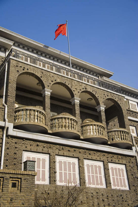 无人,家,栏杆,露台,竖图,室外,白天,仰视,度假,美景,别墅,窗户,阳台,城市风光,城市,天津,中国,亚洲,一排,许多,阴影,整齐,并列,并排,光线,瓦片,影子,柱子,房屋,屋檐,屋子,景观,公寓,围栏,很多,娱乐,洋房,护栏,楼房,檐,玻璃窗,住宅,排列,蓝色,蓝天,天空,阳光,天,享受,休闲,景色,放松,晴朗,队列,平行,东亚,万里无云,中华人民共和国,华北地区,天津市,和平区,晴空,晴空万里,彩图,低角度拍摄,房子,露天阳台,津,天津五大道小洋楼,五大道