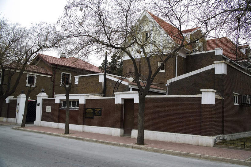 无人,家,横图,室外,白天,仰视,度假,美景,植物,别墅,城市风光,城市,道路,路,公路,天津,中国,亚洲,瓦片,房屋,墙,屋顶,屋檐,屋子,景观,乌云,云,阴天,云朵,公寓,褐色,交通,云彩,顶棚,娱乐,洋房,楼房,檐,墙壁,墙面,住宅,树,树木,绿色,天空,自然,天,享受,休闲,景色,放松,生长,成长,昏暗,阴沉,东亚,中华人民共和国,华北地区,天津市,和平区,马路,彩图,低角度拍摄,房子,津,天津五大道小洋楼,五大道