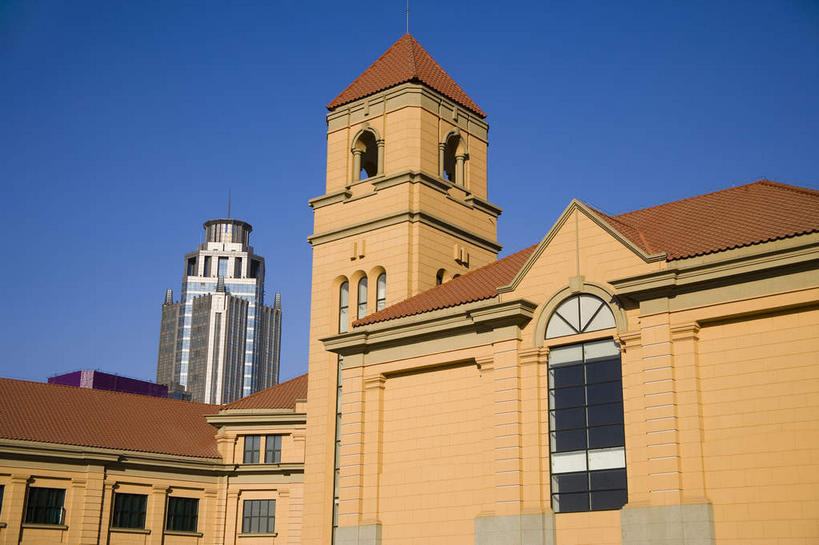 无人,家,高楼大厦,横图,室外,白天,仰视,度假,美景,别墅,城市风光,城市,大厦,建筑,摩天大楼,天津,中国,亚洲,阴影,时间,光线,时钟,瓦片,影子,房屋,墙,屋顶,屋檐,屋子,景观,公寓,钟楼,褐色,计时,顶棚,娱乐,洋房,楼房,檐,墙壁,墙面,住宅,蓝色,蓝天,天空,阳光,钟表,天,享受,休闲,表,景色,放松,晴朗,东亚,万里无云,中华人民共和国,华北地区,塔钟,天津市,和平区,钟,晴空,晴空万里,彩图,低角度拍摄,房子,大楼,高层建筑,高楼,摩天楼,津,天津五大道小洋楼,五大道