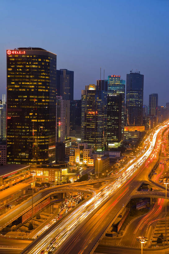 无人,家,高楼大厦,竖图,俯视,航拍,室外,夜晚,长时间曝光,度假,美景,窗户,落地窗,城市风光,标志建筑,城市,大桥,大厦,道路,地标,建筑,路,路灯,摩天大楼,桥梁,夜景,公路,照明,北京,中国,亚洲,一排,许多,阴影,整齐,并列,并排,光线,影子,房屋,屋子,景观,高架,建筑群,桥,灯光,分界线,停车线,交通,首都,很多,娱乐,建设,楼房,玻璃窗,住宅,灯,排列,享受,休闲,景色,放松,车行道,车行道分界线,照亮,照明设备,鸟瞰,队列,标线,平行,曝光,高架桥,玻璃幕墙,东亚,车行线,高架道路,跨线桥,中华人民共和国,北京市,京,北平,华北地区,马路,彩图,高角度拍摄,房子,大楼,高层建筑,高楼,摩天楼,北京CBD,北京商务中心区,中国北京大北窑,北京财富中心