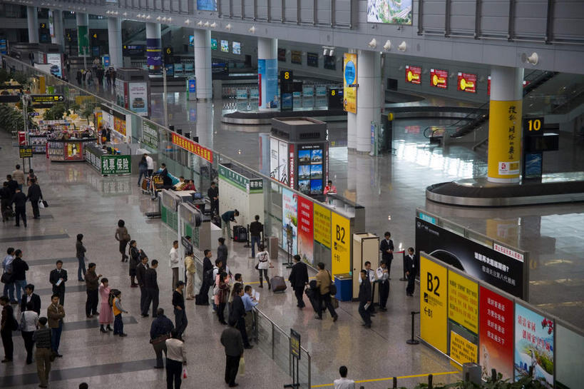 东方人,机场,走,横图,俯视,室内,白天,旅游,度假,植物,窗户,落地窗,天花板,标志建筑,地标,飞机场,建筑,广州,中国,亚洲,一排,许多,行人,游客,游人,服装,整齐,并列,并排,瓷砖,地砖,盆栽,盆景,地面,很多,许多人,休闲装,黄种人,娱乐,候机厅,建设,路人,旅客,玻璃窗,排列,衣服,绿色,白云,倒影,自然,一群人,享受,休闲,休闲服,旅游胜地,放松,服饰,生长,成长,倒映,队列,候机室,平行,玻璃幕墙,东亚,广东,广东省,中华人民共和国,华南地区,省会,广州市,粤,待机室,反照,过客,男人,男性,年轻男性,年轻女性,女人,女性,亚洲人,航空站,空港,步行,散步,走路,彩图,高角度拍摄,全身,白云区,广州白云国际机场,广州机场