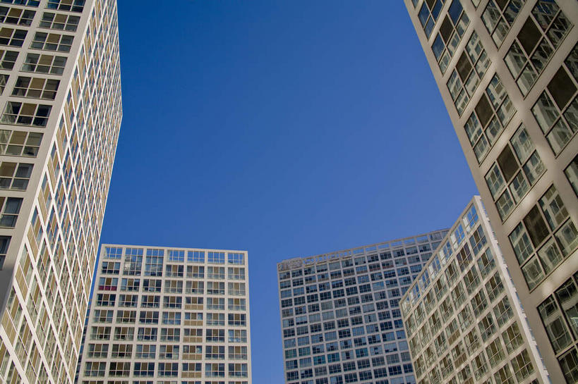 无人,高楼大厦,横图,室外,白天,仰视,旅游,度假,窗户,标志建筑,大厦,地标,建筑,摩天大楼,北京,中国,亚洲,一排,许多,阴影,整齐,并列,并排,光线,影子,首都,很多,娱乐,建设,玻璃窗,排列,蓝色,蓝天,天空,阳光,天,享受,休闲,旅游胜地,放松,晴朗,队列,平行,东亚,万里无云,中华人民共和国,北京市,京,北平,华北地区,朝阳区,晴空,晴空万里,彩图,低角度拍摄,大楼,高层建筑,高楼,摩天楼,北京CBD,北京商务中心区,中国北京大北窑,北京建外SOHO,建外SOHO