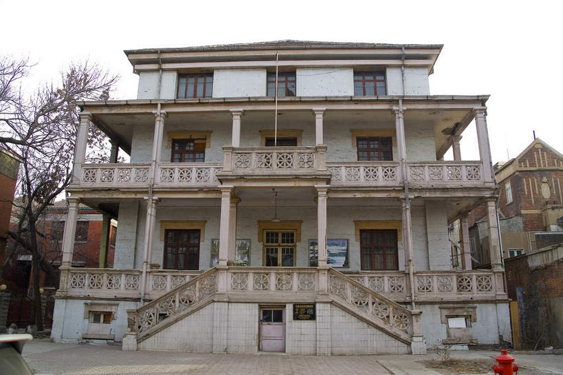 无人,家,栏杆,横图,室外,白天,仰视,度假,美景,植物,别墅,窗户,楼梯,城市风光,城市,道路,路,天津,中国,亚洲,一排,许多,阴影,整齐,并列,并排,光线,扶手,影子,柱子,房屋,阶梯,屋子,景观,公寓,小路,交通,很多,娱乐,洋房,护栏,楼房,玻璃窗,台阶,住宅,树,树木,排列,绿色,天空,阳光,自然,天,享受,休闲,景色,放松,生长,成长,队列,平行,东亚,中华人民共和国,华北地区,天津市,和平区,彩图,低角度拍摄,房子,津,天津五大道小洋楼,五大道