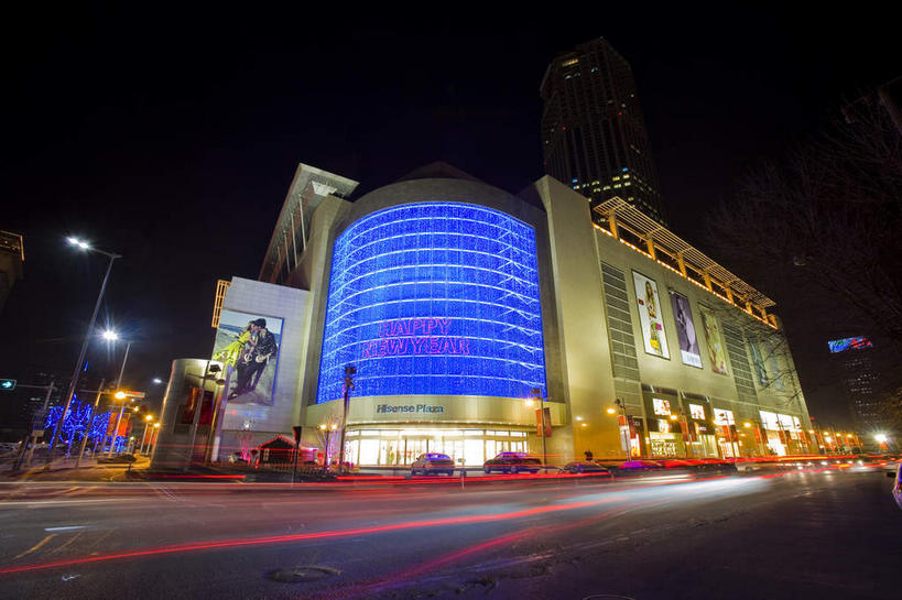 无人,高楼大厦,横图,彩色,室外,夜晚,长时间曝光,仰视,旅游,度假,窗户,落地窗,标志建筑,大厦,道路,地标,建筑,路,摩天大楼,霓虹灯,夜景,公路,天津,中国,亚洲,一排,许多,阴影,整齐,并列,并排,光线,影子,灯光,分界线,七彩,停车线,交通,很多,娱乐,光源,建设,霓虹,玻璃窗,灯,排列,蓝色,享受,休闲,旅游胜地,放松,车行道,车行道分界线,照明设备,队列,标线,平行,曝光,玻璃幕墙,东亚,车行线,中华人民共和国,华北地区,氖灯,天津市,和平区,马路,彩图,低角度拍摄,大楼,高层建筑,高楼,摩天楼,津,天津海信广场