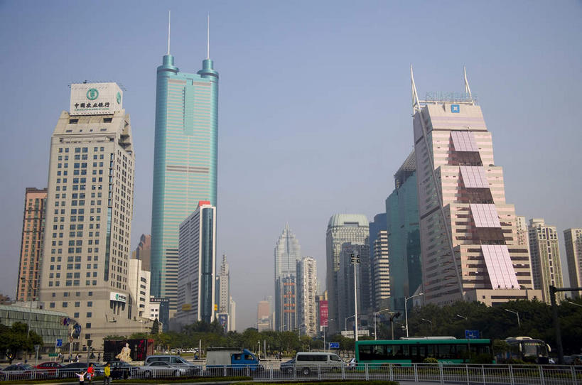 无人,家,高楼大厦,栏杆,横图,室外,白天,仰视,旅游,度假,植物,窗户,落地窗,标志建筑,大厦,道路,地标,建筑,路,路灯,摩天大楼,公路,汽车,照明,深圳,中国,亚洲,一排,许多,阴影,整齐,并列,并排,光线,影子,房屋,屋子,围栏,灯光,分界线,停车线,交通,很多,娱乐,建设,护栏,楼房,玻璃窗,住宅,车,灯,树,树木,排列,蓝色,绿色,倒影,蓝天,天空,阳光,自然,交通工具,轿车,天,享受,休闲,旅游胜地,放松,生长,晴朗,成长,车行道,车行道分界线,照亮,倒映,照明设备,队列,载具,标线,平行,玻璃幕墙,地王大厦,东亚,车行线,广东,鹏城,广东省,万里无云,中华人民共和国,华南地区,粤,深圳市,反照,晴空,晴空万里,马路,彩图,低角度拍摄,房子,大楼,高层建筑,高楼,摩天楼,罗湖区,信兴广场,深圳地王大厦